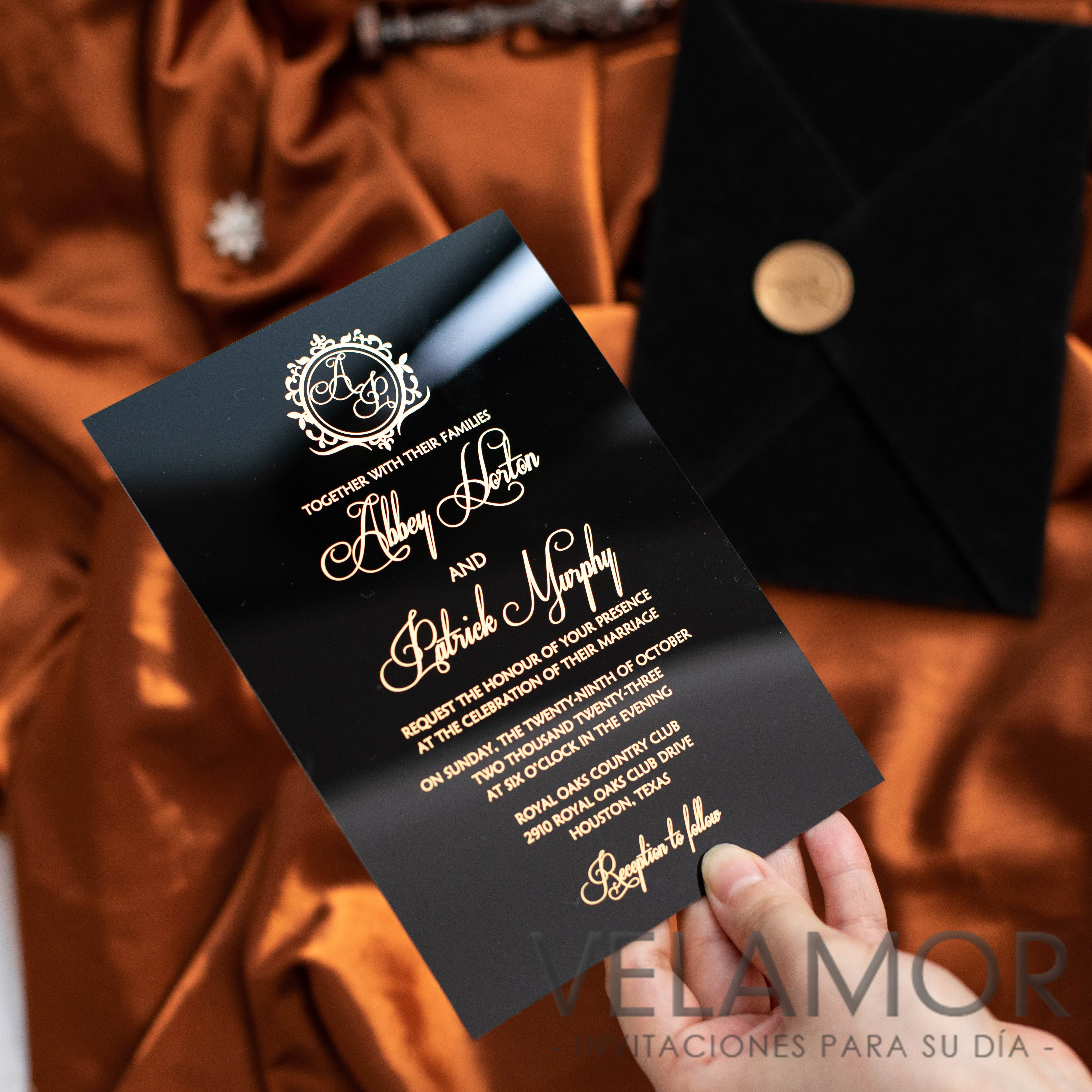 Invitacion en acrilico negro con foil monograma dorado de lujo BACR02