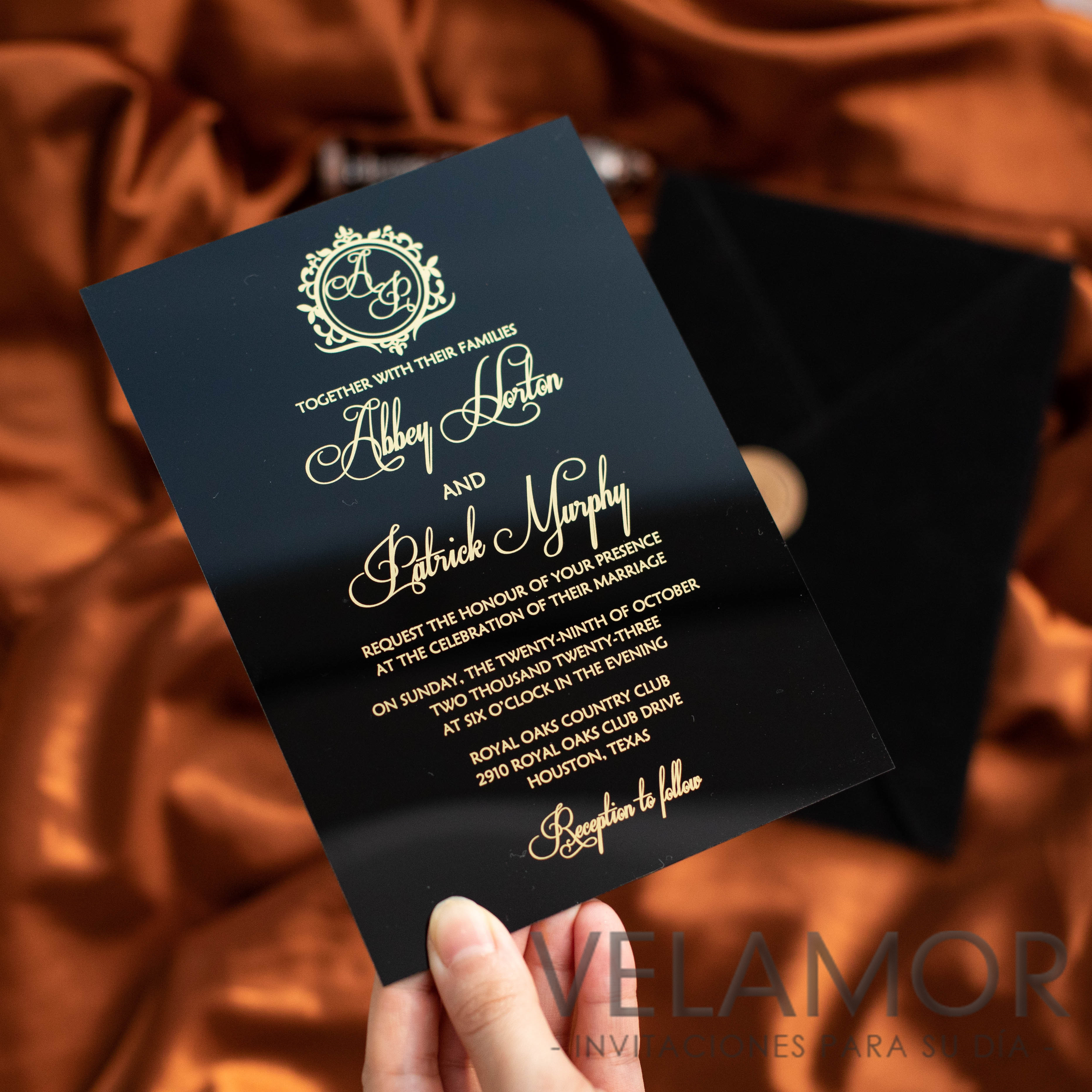 Invitacion en acrilico negro con foil monograma dorado de lujo BACR02