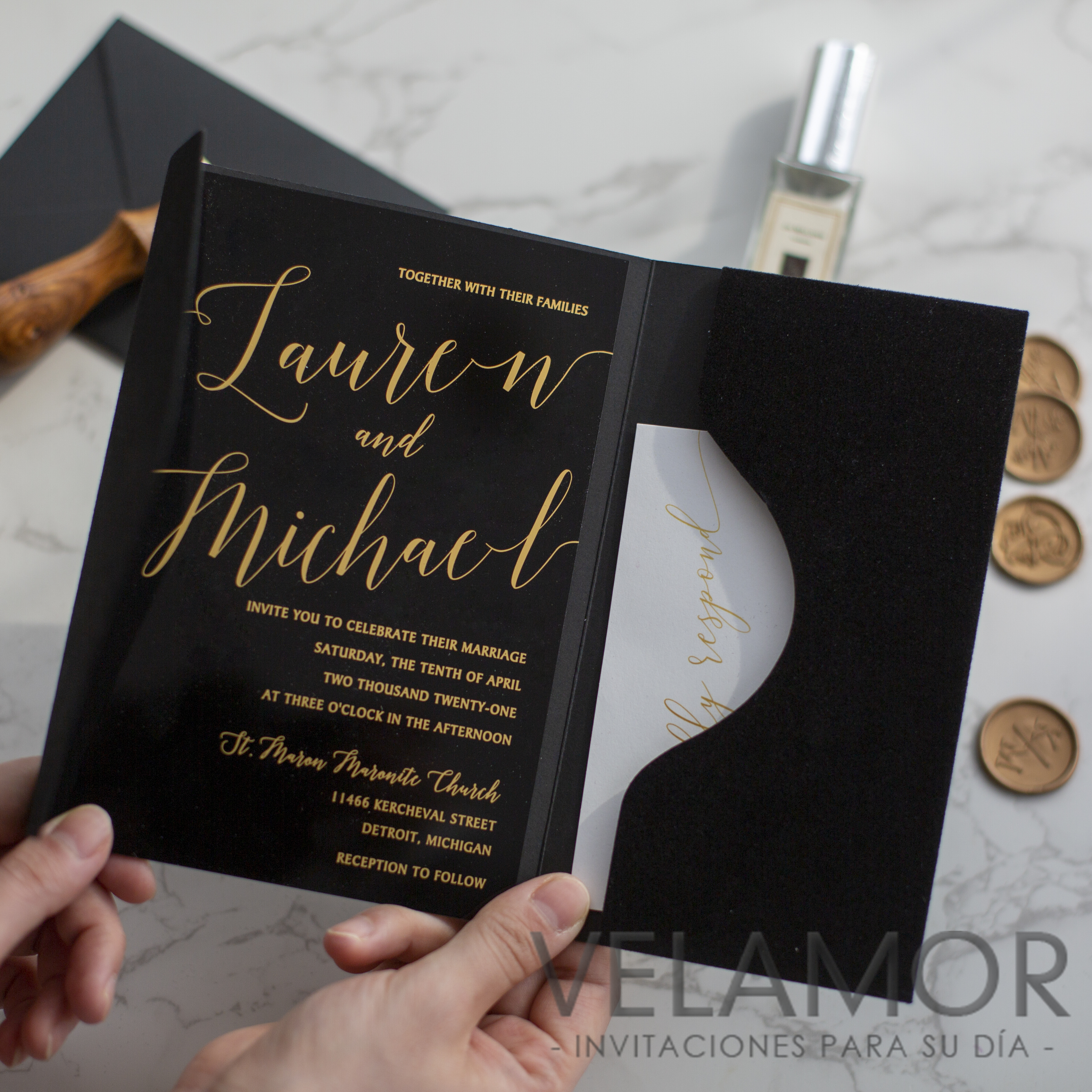 Invitacion en acrilico negro con foil caligrafía dorada BACR03
